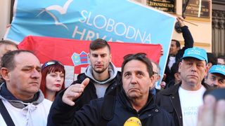 Ispred zgrade Županijskog suda održan skup podrške Stipi Petrini kojeg tuži sutkinja Maja Šupe Ispred zgrade Županijskog suda održan skup podrške Stipi Petrini kojeg tuži sutkinja Maja Šupe