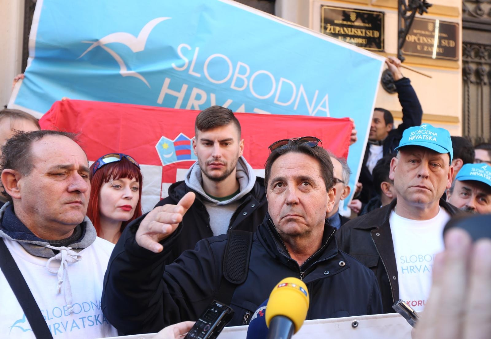 Ispred zgrade Županijskog suda održan skup podrške Stipi Petrini kojeg tuži sutkinja Maja Šupe Ispred zgrade Županijskog suda održan skup podrške Stipi Petrini kojeg tuži sutkinja Maja Šupe