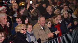 Tisuće Zadrana uživalo na krcatom Narodnom trgu i Tgu Petra Zoranića uz Tomislava Bralića i klapu Intrade Tisuće Zadrana uživalo na krcatom Narodnom trgu i Tgu Petra Zoranića uz Tomislava Bralića i klapu Intrade