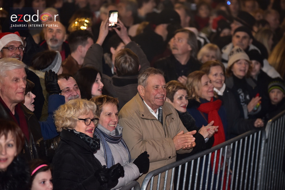 Tisuće Zadrana uživalo na krcatom Narodnom trgu i Tgu Petra Zoranića uz Tomislava Bralića i klapu Intrade Tisuće Zadrana uživalo na krcatom Narodnom trgu i Tgu Petra Zoranića uz Tomislava Bralića i klapu Intrade