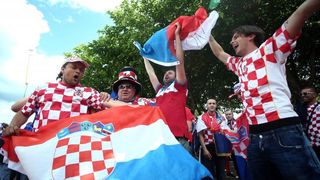 Hrvatski navijači okupirali Saint-Etienne pred utakmicu između Hrvatske i Češke. Photo: Sanjin Strukić/PIXSELL