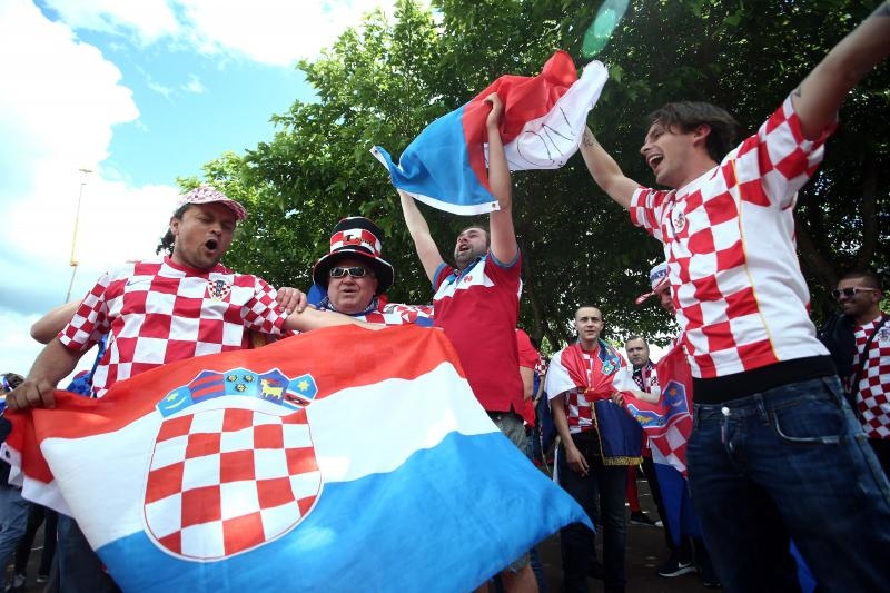 Hrvatski navijači okupirali Saint-Etienne pred utakmicu između Hrvatske i Češke. Photo: Sanjin Strukić/PIXSELL