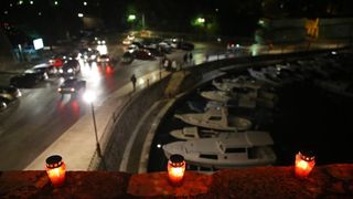 U znak sjećanja na stradanje Škabrnje i Vukovara učenici zadarske Pomorske škole zapalili su lampione na kruni Kopnenih vrata te na djelu bedema iznad lučice Foše.  Photo: Filip Brala/PIXSELL