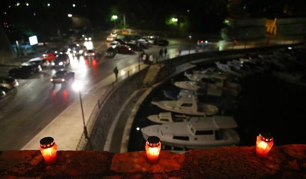 U znak sjećanja na stradanje Škabrnje i Vukovara učenici zadarske Pomorske škole zapalili su lampione na kruni Kopnenih vrata te na djelu bedema iznad lučice Foše.  Photo: Filip Brala/PIXSELL