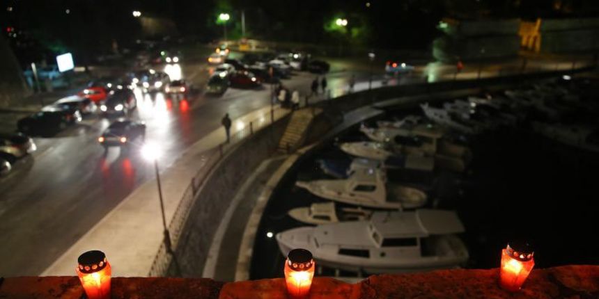 U znak sjećanja na stradanje Škabrnje i Vukovara učenici zadarske Pomorske škole zapalili su lampione na kruni Kopnenih vrata te na djelu bedema iznad lučice Foše.  Photo: Filip Brala/PIXSELL