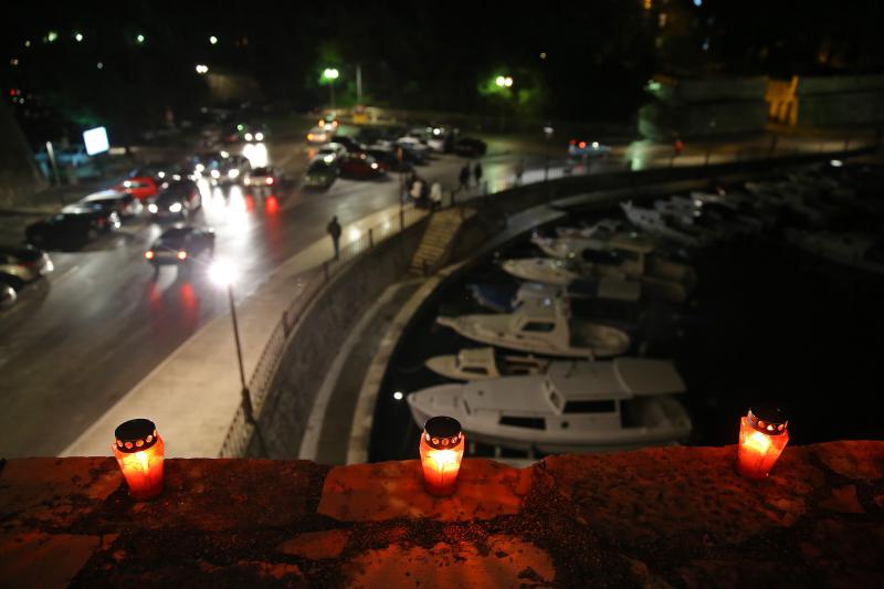 U znak sjećanja na stradanje Škabrnje i Vukovara učenici zadarske Pomorske škole zapalili su lampione na kruni Kopnenih vrata te na djelu bedema iznad lučice Foše.  Photo: Filip Brala/PIXSELL