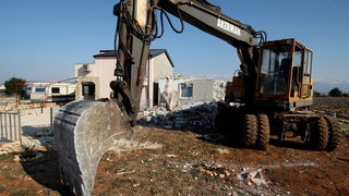 Vir, 190213.
Otok Vir. 
Kao sto je i najavljeno, pocelo je rusenje ilegalnih objekata. Polazisna tocka bagera je otok Vir na kojem je oko 8.000 bespravno izgradjenih objekata. Nesto prije 9 sati prvi je bager stigao na taj otok. Policija asistira na podru