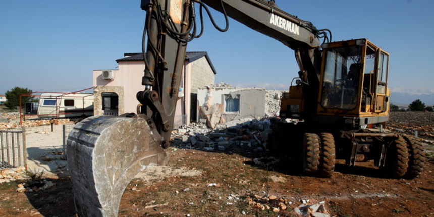 Vir, 190213.
Otok Vir. 
Kao sto je i najavljeno, pocelo je rusenje ilegalnih objekata. Polazisna tocka bagera je otok Vir na kojem je oko 8.000 bespravno izgradjenih objekata. Nesto prije 9 sati prvi je bager stigao na taj otok. Policija asistira na podru