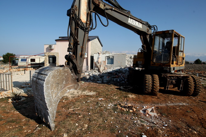 Vir, 190213.
Otok Vir. 
Kao sto je i najavljeno, pocelo je rusenje ilegalnih objekata. Polazisna tocka bagera je otok Vir na kojem je oko 8.000 bespravno izgradjenih objekata. Nesto prije 9 sati prvi je bager stigao na taj otok. Policija asistira na podru