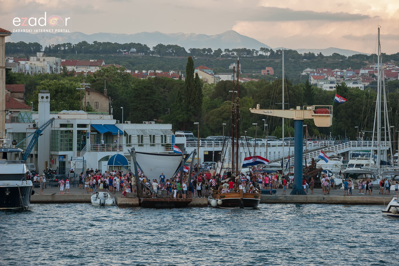 Zadar priredio čudesan doček svojim Vatrenim herojima (1)