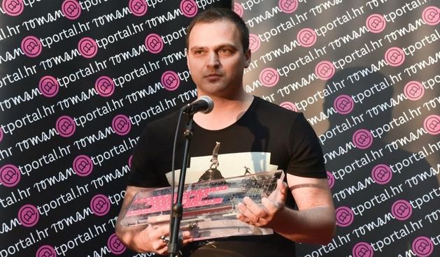 U zagrebackom Velvet cafeu dodijeljena je nagrada T portala za najbolji hrvatski roman objavljen u 2016. godini. Nagradu je dobio knjizevnik iz Medjimurja Kristian Novak za roman Ciganin, ali najljepsi.