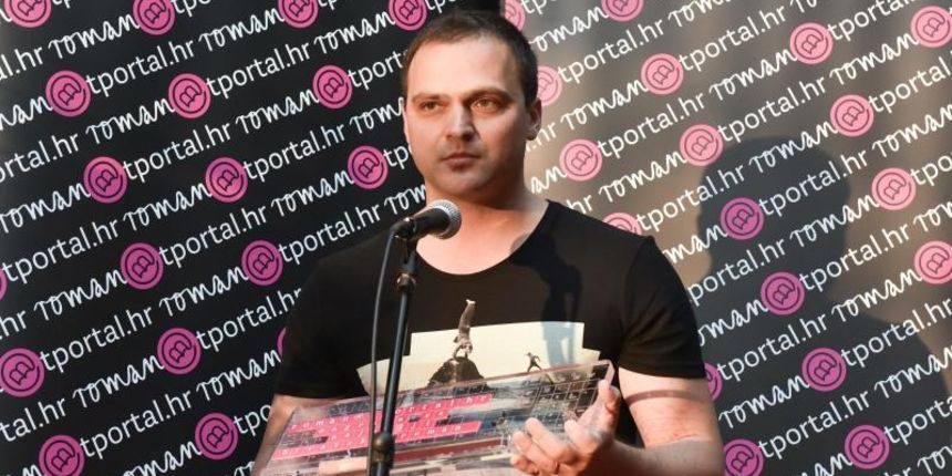 U zagrebackom Velvet cafeu dodijeljena je nagrada T portala za najbolji hrvatski roman objavljen u 2016. godini. Nagradu je dobio knjizevnik iz Medjimurja Kristian Novak za roman Ciganin, ali najljepsi.