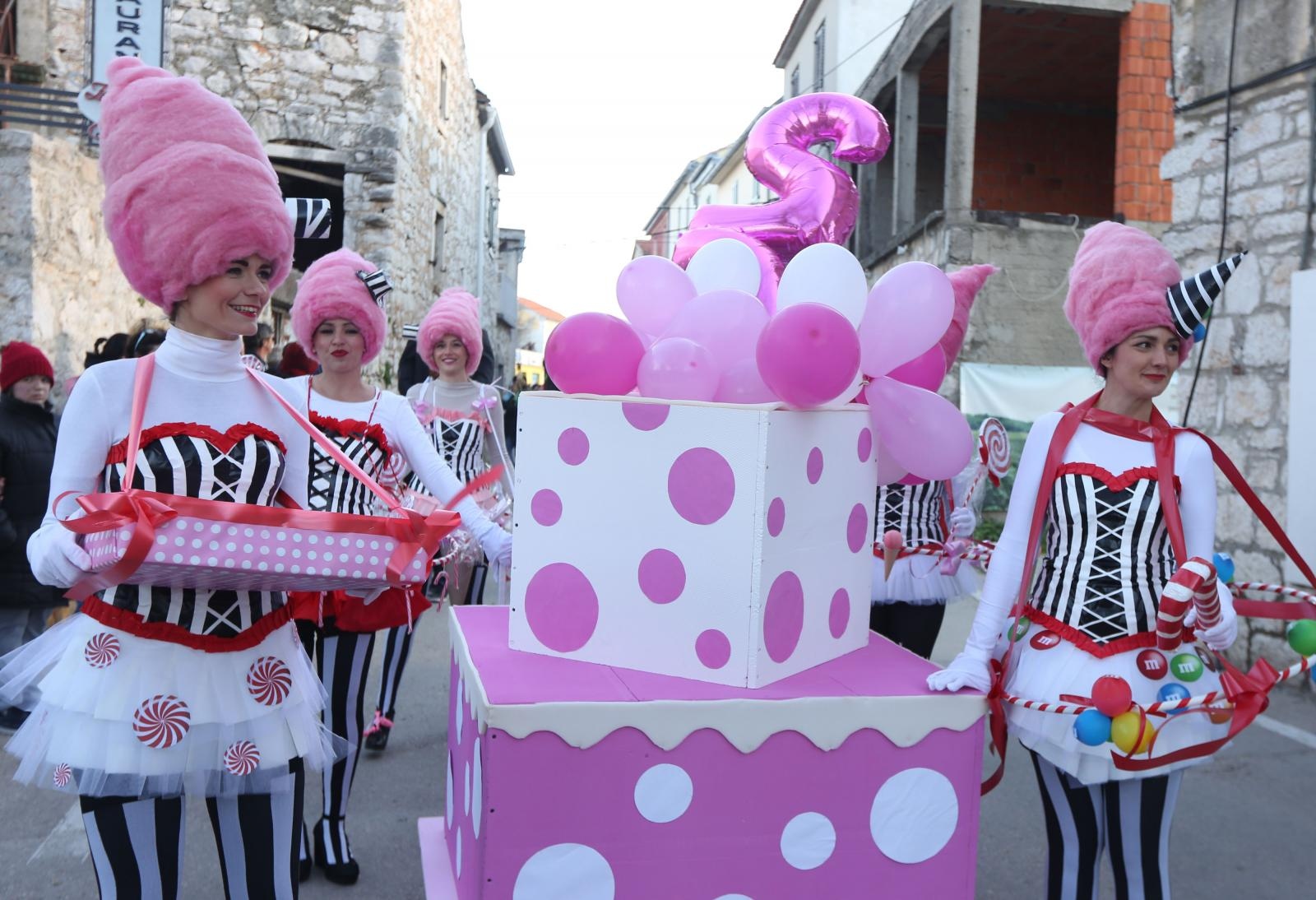 Murter: Maškarana povorka Velike Bake