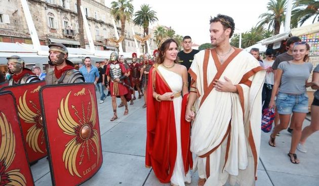 Severina i Robert Kurbaša u kostimima carice Priske i Dioklecijana prošetali Peristilom. Photo: Miranda Cikotić/PIXSELL
