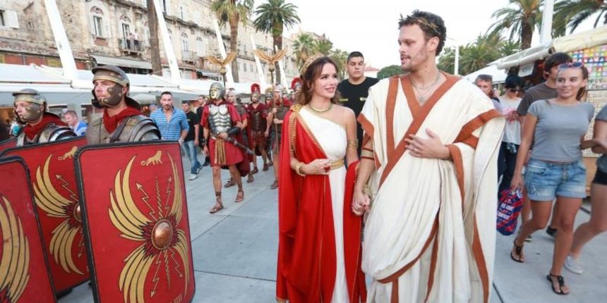Severina i Robert Kurbaša u kostimima carice Priske i Dioklecijana prošetali Peristilom. Photo: Miranda Cikotić/PIXSELL