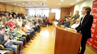 Luki Modriću u dječjoj bolnici u Klaićevoj uručena nagrada nogometaša godine, Photo: Petar Glebov/PIXSELL Luki Modriću u dječjoj bolnici u Klaićevoj uručena nagrada nogometaša godine, Photo: Petar Glebov/PIXSELL