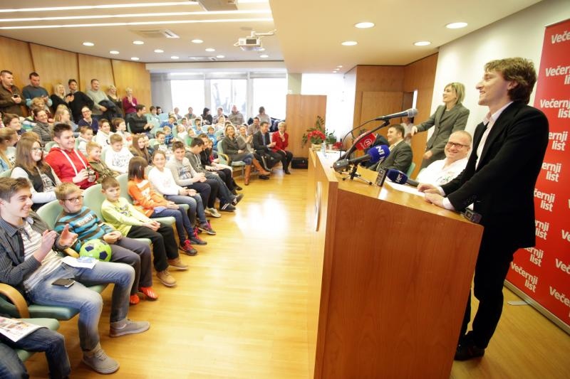 Luki Modriću u dječjoj bolnici u Klaićevoj uručena nagrada nogometaša godine, Photo: Petar Glebov/PIXSELL Luki Modriću u dječjoj bolnici u Klaićevoj uručena nagrada nogometaša godine, Photo: Petar Glebov/PIXSELL