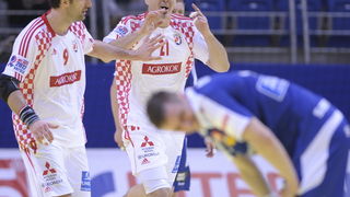 Vrsac, 160112.
Europsko prvenstvo u rukometu u Srbiji.
Prvo kolo, utakmica izmedju Hrvatske i Islanda.
Na slici: Igor Vori i Denis Buntic, slavlje hrvatskih igraca.
Foto: Drazen Aleksic / CROPIX Vrsac, 160112.
Europsko prvenstvo u rukometu u Srbiji.
Prvo kolo, utakmica izmedju Hrvatske i Islanda.
Na slici: Igor Vori i Denis Buntic, slavlje hrvatskih igraca.
Foto: Drazen Aleksic / CROPIX