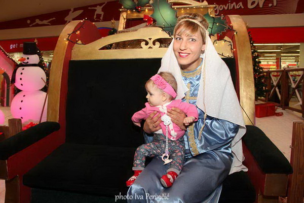 Sv. Luce razveselila mališane u Supernova centru, Foto: Iva Perinčić Sv. Luce razveselila mališane u Supernova centru, Foto: Iva Perinčić