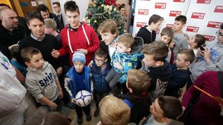 Luki Modriću u dječjoj bolnici u Klaićevoj uručena nagrada nogometaša godine, Photo: Petar Glebov/PIXSELL Luki Modriću u dječjoj bolnici u Klaićevoj uručena nagrada nogometaša godine, Photo: Petar Glebov/PIXSELL