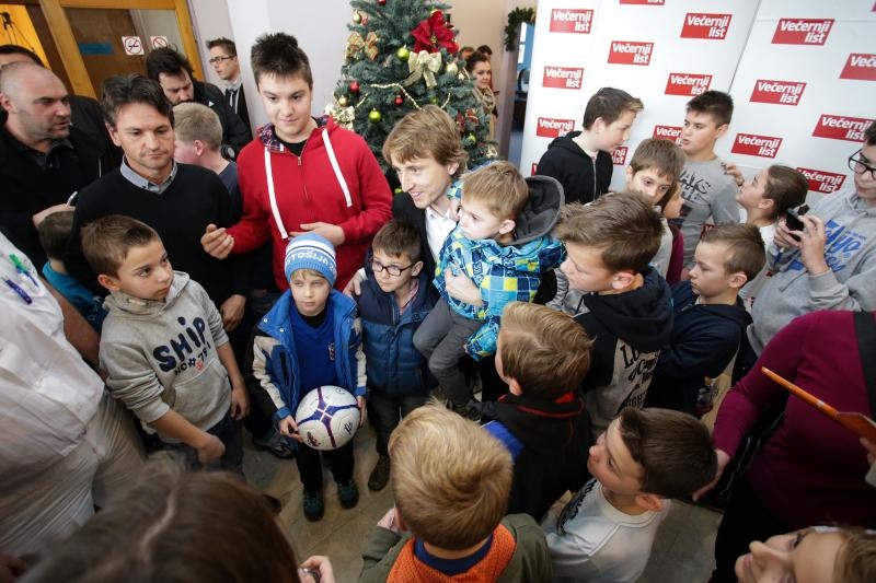 Luki Modriću u dječjoj bolnici u Klaićevoj uručena nagrada nogometaša godine, Photo: Petar Glebov/PIXSELL Luki Modriću u dječjoj bolnici u Klaićevoj uručena nagrada nogometaša godine, Photo: Petar Glebov/PIXSELL