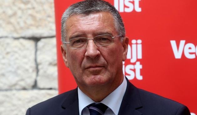 Trogir – Urucivanje nagrade za najbolje turisticko mjesto u Hrvatskoj gradu Trogiru koji je pobjedio u 29. Vecernjakovoj turistickoj patroli. Zupan Zlatko Zevrnja. Photo: Boris Scitar/Vecernji list/PIXSELL