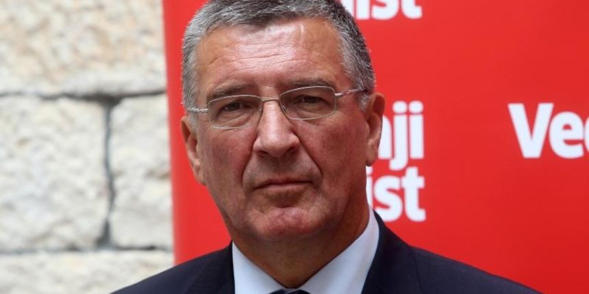 Trogir – Urucivanje nagrade za najbolje turisticko mjesto u Hrvatskoj gradu Trogiru koji je pobjedio u 29. Vecernjakovoj turistickoj patroli. Zupan Zlatko Zevrnja. Photo: Boris Scitar/Vecernji list/PIXSELL