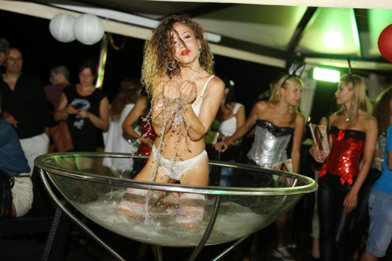 Opis  02.08.2014., Zadar – Playboy party turneja nastavila se i u Zadru u klubu Mango gdje su atraktivne plesacice uljepsale vecer mnogih gostiju. Photo: Filip Brala/PIXSELL Autor  Filip Brala/PIXSELL Ključne riječi  party, stranka, playboy, Mango, ljeto