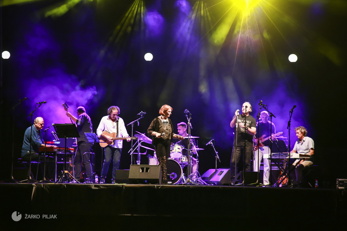 Zorica Kondža i klapa Cambi @ bazen Ilirije u Biogradu