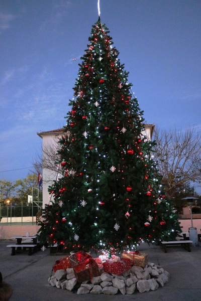 Paljenjem prve adventske svijeće i prigodnim zabavnim programom započela manifestacija Advent na otoku Viru