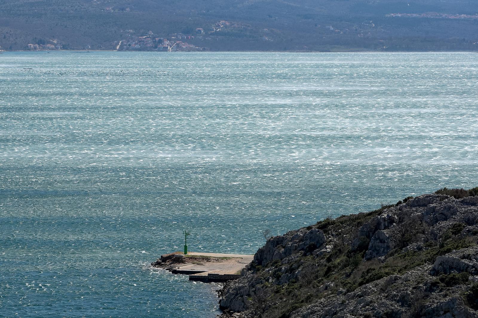 Maslenički most na udaru jake bure Maslenički most na udaru jake bure