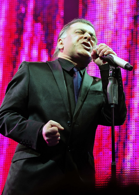 Skoplje, 240110.
Humanitarni koncert odrzan u Skoplju na kome su izvodjaci premijerno pjevali pjesme koje je komponirao Tose Proeski.
Na fotografiji: Aki Rahimovski.
Foto: Maja Zlatevska / CROPIX Skoplje, 240110.
Humanitarni koncert odrzan u Skoplju na kome su izvodjaci premijerno pjevali pjesme koje je komponirao Tose Proeski.
Na fotografiji: Aki Rahimovski.
Foto: Maja Zlatevska / CROPIX