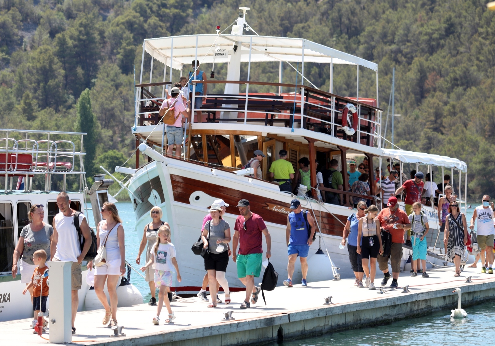 Skradin pun turista, za posjet Nacionalnom parku Krka čeka se u redu Skradin pun turista, za posjet Nacionalnom parku Krka čeka se u redu