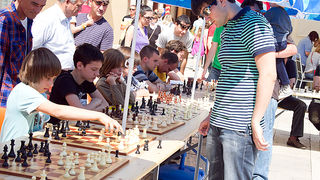 Narodni trg: Simultanka velemajstora Saša Martinović na 50 pločaa, Foto: Leo Banićć Narodni trg: Simultanka velemajstora Saša Martinović na 50 pločaa, Foto: Leo Banićć