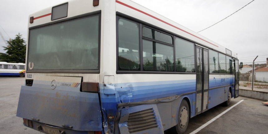 Zadar, 170510.
Autobus zadarske tvrtke Liburnija koji se jutros sudario sa drugim autobusom u blizini glavnog kolodvora. Vise putnika je zatrazilo lijecnicku pomoc.
Foto: Jure Miskovic / CROPIX