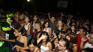 Zadar, 010809.
Koncert Severine na gradskom bazenu Kolovare.
Na fotografiji: publika.
Foto: Jure Miskovic / CROPIX