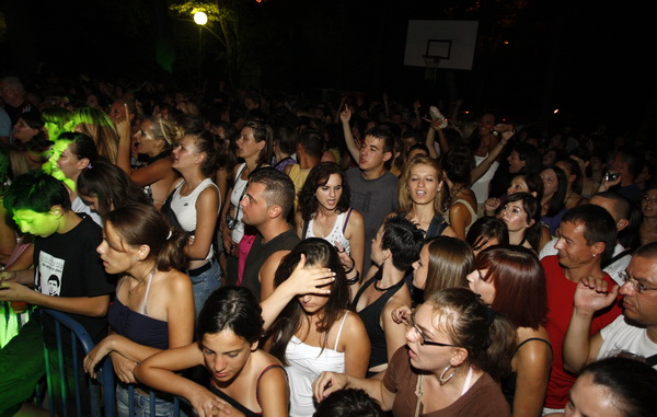 Zadar, 010809.
Koncert Severine na gradskom bazenu Kolovare.
Na fotografiji: publika.
Foto: Jure Miskovic / CROPIX