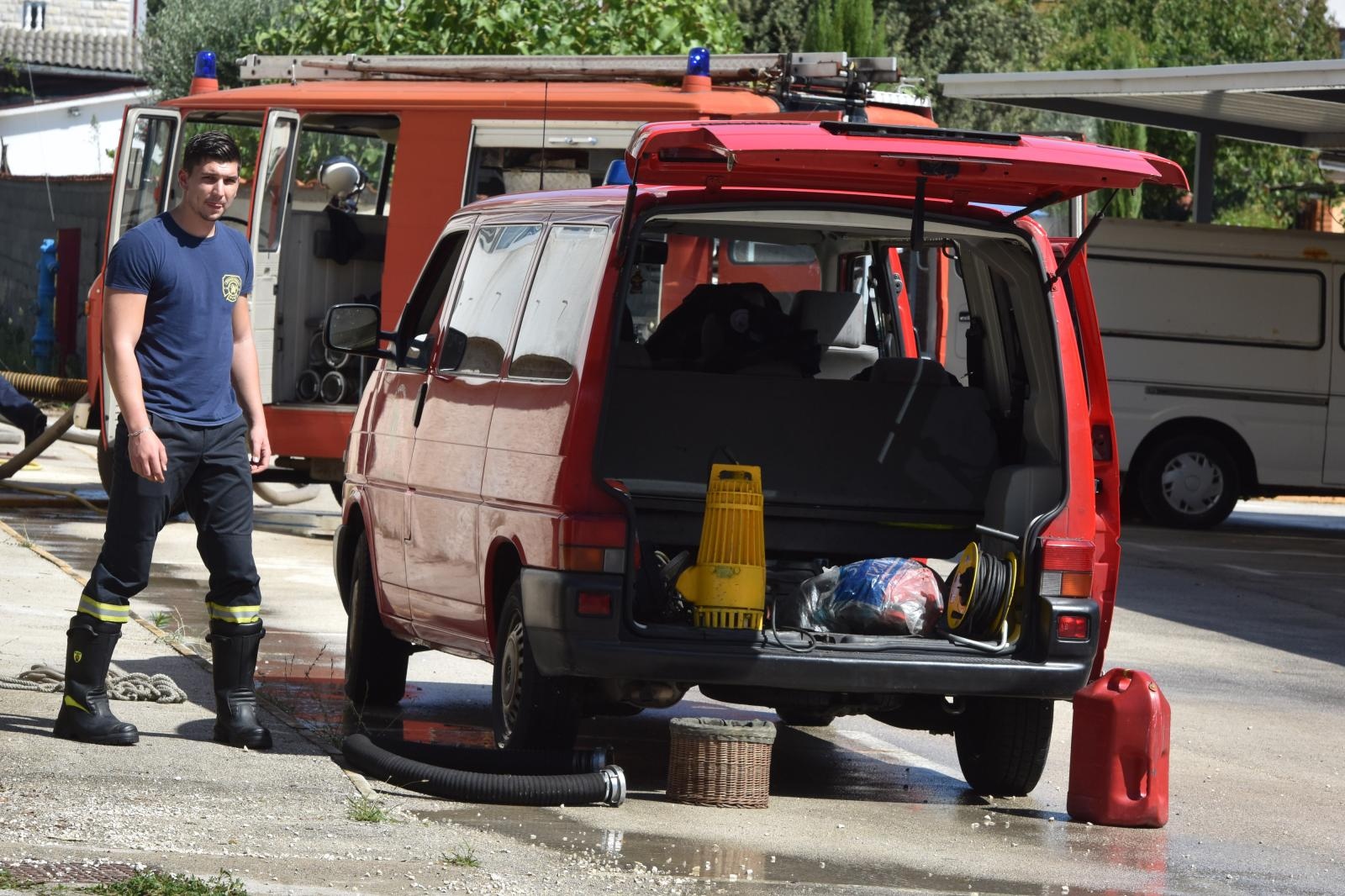 Dan poslije: Vatrogasci ispumpavaju vodu iz poplavljenih objekata