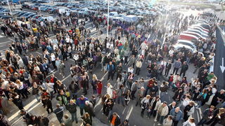 Zadar, 111110.
U zadru je  otvoren shoping centar Supernova, cije je otvaranje bilo najavljeno je za 09, pa za 14 sati, a otvoren  je malo prije 16 sati zbog tehnickog pregleda zgrade.
Na fotografiji: prvi kupci u supernovi cekaju ispred vrata.
Foto: Vlad