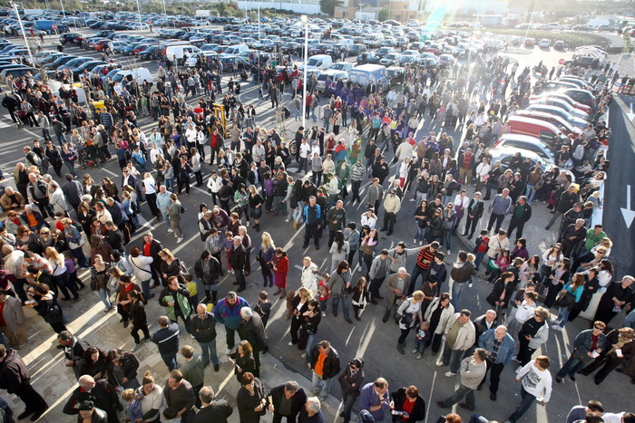 Zadar, 111110.
U zadru je  otvoren shoping centar Supernova, cije je otvaranje bilo najavljeno je za 09, pa za 14 sati, a otvoren  je malo prije 16 sati zbog tehnickog pregleda zgrade.
Na fotografiji: prvi kupci u supernovi cekaju ispred vrata.
Foto: Vlad