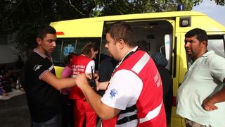 Tovarnik: Iscrpljenim izbjeglicama koji čekaju vlak volonteri Crvenog križa pružaju svekoliku pomoć. Photo: Zeljko Lukunic/PIXSELL Tovarnik: Iscrpljenim izbjeglicama koji čekaju vlak volonteri Crvenog križa pružaju svekoliku pomoć. Photo: Zeljko Lukunic/PIXSELL