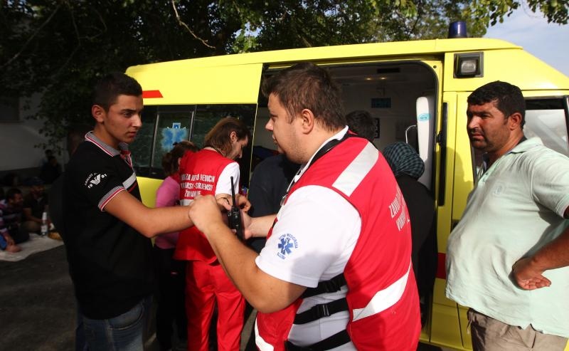 Tovarnik: Iscrpljenim izbjeglicama koji čekaju vlak volonteri Crvenog križa pružaju svekoliku pomoć. Photo: Zeljko Lukunic/PIXSELL Tovarnik: Iscrpljenim izbjeglicama koji čekaju vlak volonteri Crvenog križa pružaju svekoliku pomoć. Photo: Zeljko Lukunic/PIXSELL