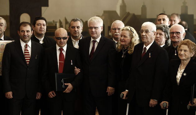 Zagreb, 051010. Predsjednik Ivo Josipovic u svom je uredu na Pantovcaku povodom Dana neovisnosti dodjelio odlikovanja zasluznim gradjanima. Na slici: Predsjednik Josipovic s odlicnicima. Foto: Dragan Matic / Cropix