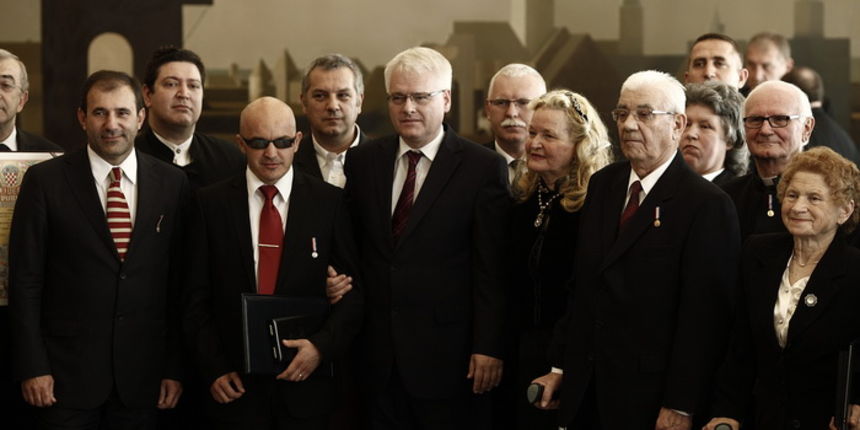Zagreb, 051010. Predsjednik Ivo Josipovic u svom je uredu na Pantovcaku povodom Dana neovisnosti dodjelio odlikovanja zasluznim gradjanima. Na slici: Predsjednik Josipovic s odlicnicima. Foto: Dragan Matic / Cropix