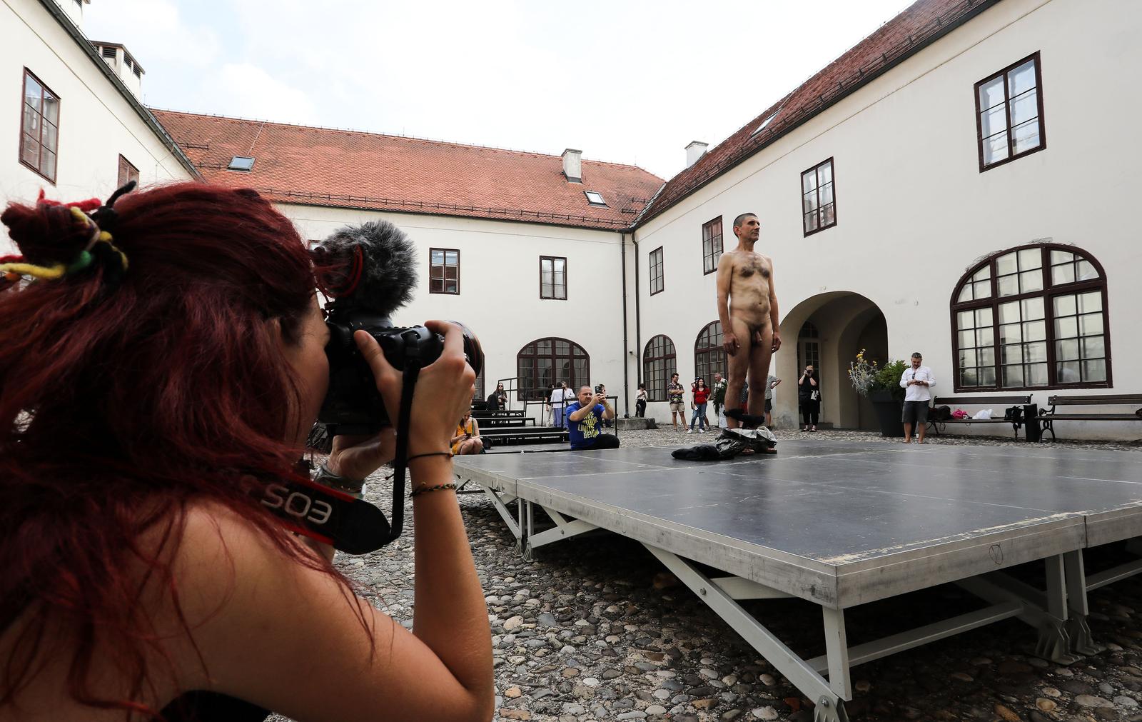 Siniša Labrović: Performans “Poštovani gospodine predsjedniče, možete me poljubiti u guzicu” Siniša Labrović: Performans “Poštovani gospodine predsjedniče, možete me poljubiti u guzicu”