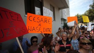 Građani prosvjedom pokušavaju spriječiti ovrhu nad sedmogodišnjim Cesareom Građani prosvjedom pokušavaju spriječiti ovrhu nad sedmogodišnjim Cesareom