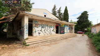 Simboličnim rušenjem zida započeo je urbani festival KvartArt na Voštarnici