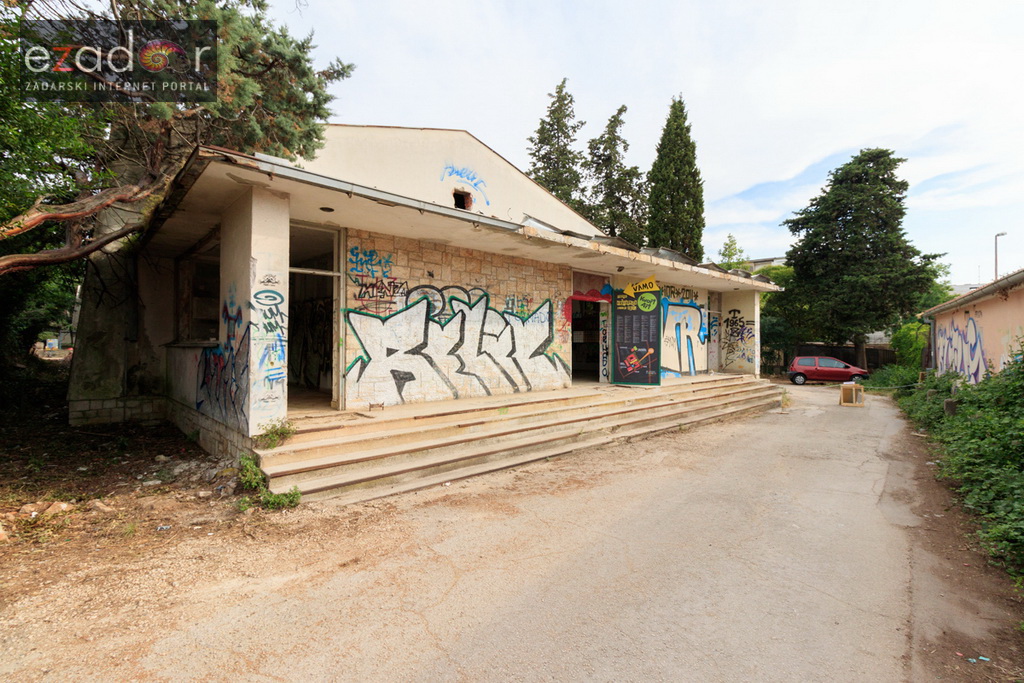 Simboličnim rušenjem zida započeo je urbani festival KvartArt na Voštarnici