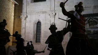 05.07.2013., Zadar – Na Trgu opatice Cike, ispred crkve svete Marije, gostovalo je Hrvatsko glazbeno drustvo sveta Cecilija iz Korcule. Izveli su tradicionalnu moresku, romanticni ples s macevima. Photo: Filip Brala/PIXSELL