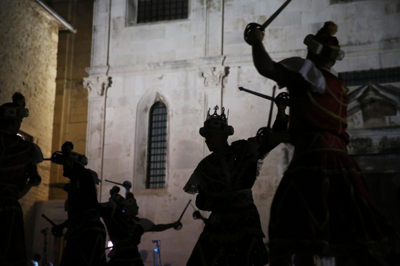 05.07.2013., Zadar – Na Trgu opatice Cike, ispred crkve svete Marije, gostovalo je Hrvatsko glazbeno drustvo sveta Cecilija iz Korcule. Izveli su tradicionalnu moresku, romanticni ples s macevima. Photo: Filip Brala/PIXSELL